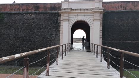 Access-bridge-to-Forte-do-Presépio,-Belém,-Brazil,-with-Amazon-River-backdrop