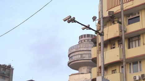 Cámaras-De-Vigilancia-CCTV-En-Las-Calles-De-Marine-Drive-Road-En-El-Sur-De-Mumbai