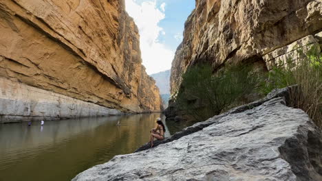 Mujer-En-Bikini-Y-Gente-Relajándose-En-El-Cañón-De-Santa-Elena-Y-El-Río-Grande,-El-Parque-Nacional-Big-Bend,-Texas,-EE.UU.