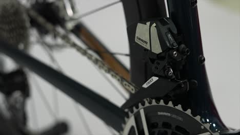 Detail-Des-Modernen-Straßenfahrrads,-Rennrad,-Elektrofahrradstift,-Sram,-Kettenräder,-Shimano