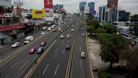 Statische-Ansicht-Mit-Drohne-über-Der-Periferico-Straße-In-Richtung-Norden-Von-Ciudad-Satélite-In-Den-Vororten-Von-Mexiko-Stadt