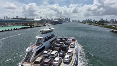 Fähre,-Die-An-Sonnigen-Tagen-Autos-In-Der-Bucht-Von-Miami-Downtown-Transportiert