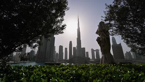 4k:-El-Edificio-Más-Alto-Del-Mundo,-Burj-Khalifa,-Contra-La-Luz-Del-Sol-En-Un-Caluroso-Día-De-Verano-En-Los-Emiratos-Árabes-Unidos