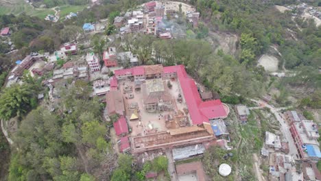 Changu-Narayan-Es-Un-Antiguo-Templo-Hindú,-Ubicado-En-La-Cima-De-Una-Colina-Alta-Que-También-Se-Conoce-Como-Changu-O-Dolagiri-En-El-Municipio-De-Changunarayan-Del-Distrito-De-Bhaktapur,-Nepal