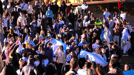 Toma-Ajustada-De-Fanáticos-Del-Fútbol-Argentino-Celebrando-La-16ª-Victoria-En-La-Copa-América-En-Las-Escaleras-De-La-Ópera-De-Sydney,-Australia.