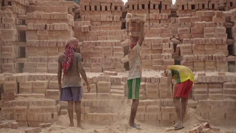 Bricklayers-are-carrying-bricks-on-their-heads