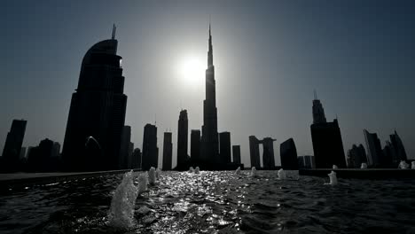 4k:-Der-Burj-Khalifa-Ragt-Hoch-Unter-Der-Intensiven-Sommersonne-In-Den-Vereinigten-Arabischen-Emiraten-Empor