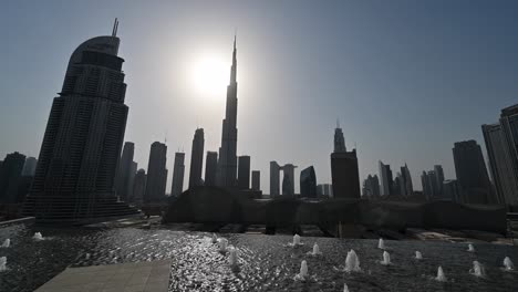 4k:-El-Edificio-Más-Alto-Del-Mundo,-Burj-Khalifa,-Contra-La-Luz-Del-Sol-En-Un-Caluroso-Día-De-Verano-En-Los-Emiratos-Árabes-Unidos