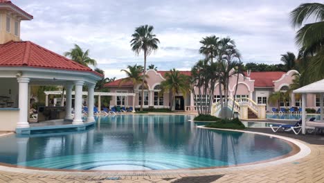 Swimmingpool-Im-Paradisus-Princesa-Del-Mar-Resort-In-Varadero,-Kuba