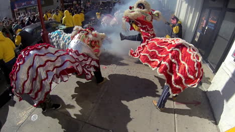 Chinesische-Löwen-Und-Feuerwerkskörper-In-Chinatown