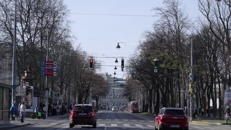 Thriving-thoroughfare-in-Vienna,-Austria