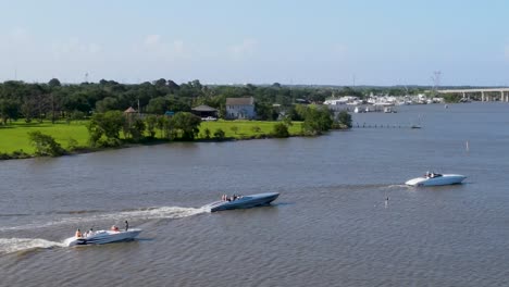 Una-Impresionante-Vista-Aérea-Captura-Botes-De-Alta-Velocidad-Navegando-A-Través-Del-Pantano-De-Dickinson-Mientras-Se-Dirigen-Hacia-La-Bahía-De-Galveston-Durante-El-Desafío-De-Los-Forajidos-De-Texas-De-2024.