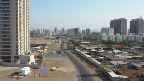 Drone-Camaro-Avanza-Con-Un-área-De-Tugurios-Visible-Al-Costado