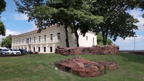 View-of-Forte-do-Presépio-garden-in-Belém,-Brazil