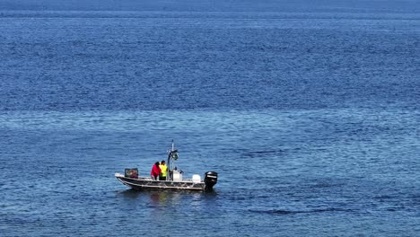 Männer-Im-Motorboot-Angeln-Auf-Tiefblauem-Meer