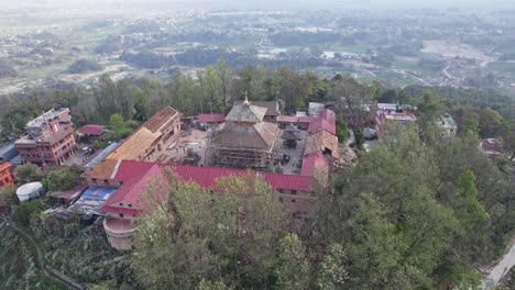 Changu-Narayan-Es-Un-Antiguo-Templo-Hindú,-Ubicado-En-La-Cima-De-Una-Colina-Alta-Que-También-Se-Conoce-Como-Changu-O-Dolagiri-En-El-Municipio-De-Changunarayan-Del-Distrito-De-Bhaktapur,-Nepal