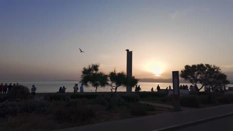 Relajante-Puesta-De-Sol-Junto-A-La-Playa-En-Un-Lugar-Con-Ambiente-De-Vacaciones,-Los-Turistas-Disfrutan,-Mallorca-España