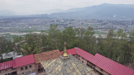 Changu-Narayan-Es-Un-Antiguo-Templo-Hindú,-Ubicado-En-La-Cima-De-Una-Colina-Alta-Que-También-Se-Conoce-Como-Changu-O-Dolagiri-En-El-Municipio-De-Changunarayan-Del-Distrito-De-Bhaktapur,-Nepal