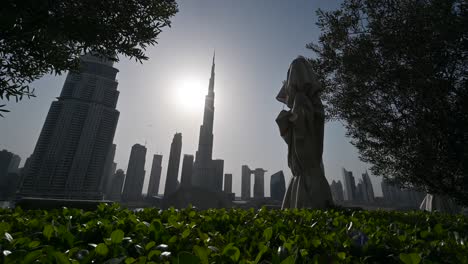 4k:-El-Burj-Khalifa-Se-Erige-Bajo-El-Intenso-Sol-De-Verano-En-Los-Emiratos-árabes-Unidos