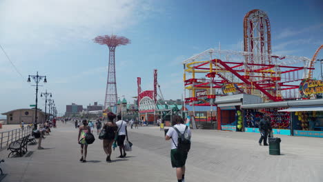 Gente-Caminando,-Paseo-Marítimo-Del-Parque-Lunar-De-Coney-Island-En-El-Verano,-Nueva-York,-Estados-Unidos