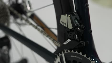 Detail-Des-Modernen-Straßenfahrrads,-Rennrad,-Elektrofahrrad-Pin,-Sram