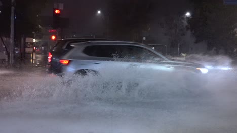 Autos-Fahren-Durch-überflutete-Straßen