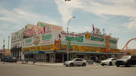 Ursprünglicher-Standort-Von-Nathan&#39;s-Hot-Dog-Restaurant-Auf-Coney-Island,-New-York,-USA