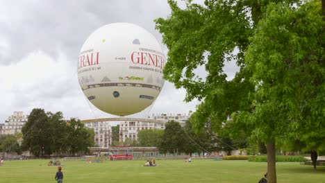 Globo-Aerostático-Flotando-Sobre-El-Parque-André-Citroën-En-París-En-Un-Día-Nublado