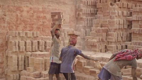 Bricklayers-are-carrying-bricks-on-their-heads