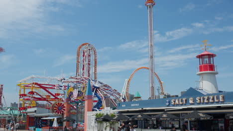 Funfair-rides-Coney-Island-Luna-Park-with-Salt-and-Pepper-restaurant,-New-York,-USA