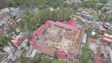 Changu-Narayan-Es-Un-Antiguo-Templo-Hindú,-Ubicado-En-La-Cima-De-Una-Colina-Alta-Que-También-Se-Conoce-Como-Changu-O-Dolagiri-En-El-Municipio-De-Changunarayan-Del-Distrito-De-Bhaktapur,-Nepal