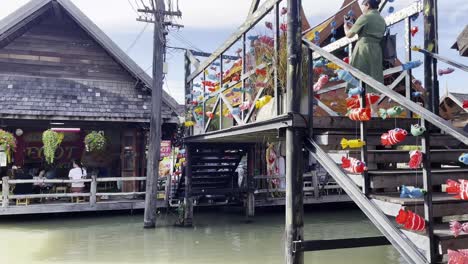 Turista-Tomando-Una-Foto-Selfie-En-El-Lugar-Turístico-Del-Mercado-Flotante-De-Pattaya