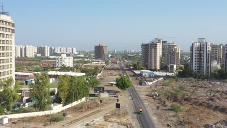 Die-Drohnenkamera-Bewegt-Sich-Vorwärts,-Wo-Viele-Fahrzeuge-Auf-Der-Straße-Und-Viele-Fahrzeuge-Kommen