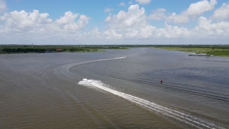 Eine-Atemberaubende-Luftaufnahme-Zeigt-Hochgeschwindigkeitsboote,-Die-Während-Der-Texas-Outlaw-Challenge-2024-Durch-Den-Dickinson-Bayou-In-Richtung-Galveston-Bay-Navigieren