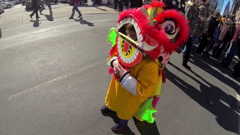 Niño-Disfrazado-De-León-Durante-El-Año-Nuevo-Chino