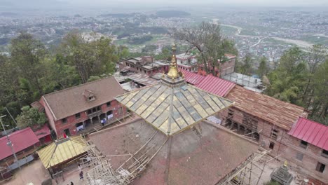 Changu-Narayan-Es-Un-Antiguo-Templo-Hindú,-Ubicado-En-La-Cima-De-Una-Colina-Alta-Que-También-Se-Conoce-Como-Changu-O-Dolagiri-En-El-Municipio-De-Changunarayan-Del-Distrito-De-Bhaktapur,-Nepal