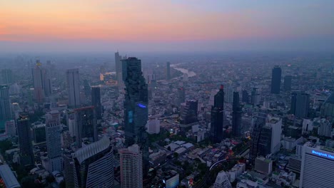 Vista-Aérea-De-Modernos-Rascacielos-En-El-Centro-De-Bangkok,-Tailandia,-El-Sudeste-De-Asia