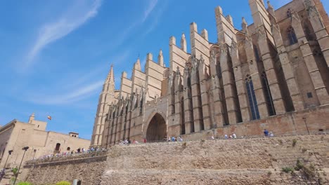 Catedral-De-La-Seu-Santa-María-En-Palma-De-Mallorca,-España,-Horizonte-Azul-Claro