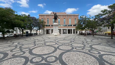 Vista-Del-Patrón-Estético-Del-Pavimento-Portugués-Y-El-Encanto-Histórico-De-La-Plaza-De-La-República-En-Aveiro,-Portugal