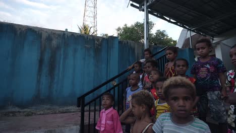 Un-Grupo-De-Niños-Papúes-Se-Divierten-Cantando-En-La-Iglesia-Fronteriza-De-Indonesia-En-Papúa-Nueva-Guinea