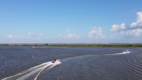 Von-Oben-Aufgenommen:-Hochgeschwindigkeitsboote-Rasen-Während-Der-Texas-Outlaw-Challenge-2024-Durch-Die-Gewundenen-Gewässer-Des-Dickinson-Bayou-Auf-Dem-Weg-Zur-Galveston-Bay