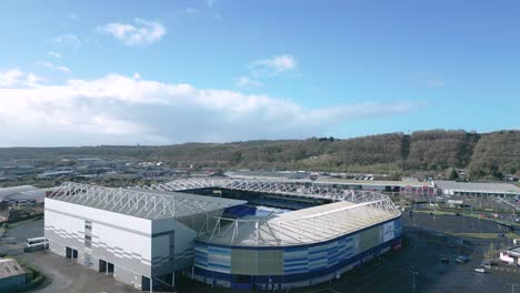 Estadio-De-La-Ciudad-De-Cardiff-Con-Arquitectura-Contemporánea-En-Cardiff,-Gales,-Reino-Unido