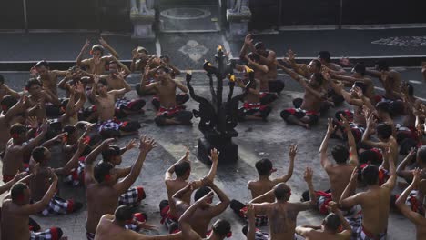 Balinesische-Männer-Führen-Ein-Traditionelles-Kecak-Tanzritual-Um-Ein-Feuer-Herum-Auf