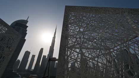 4k:-Das-Höchste-Gebäude-Der-Welt,-Burj-Khalifa,-Im-Sonnenlicht-An-Einem-Heißen-Sommertag-In-Den-Vereinigten-Arabischen-Emiraten