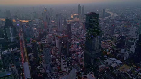 Paisaje-Urbano-Lleno-De-Gente-Con-Edificios-De-Gran-Altura-Al-Atardecer-En-Bangkok,-Tailandia,-Sudeste-De-Asia