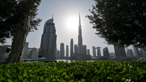 4k:-El-Edificio-Más-Alto-Del-Mundo,-Burj-Khalifa,-Contra-La-Luz-Del-Sol-En-Un-Caluroso-Día-De-Verano-En-Los-Emiratos-Árabes-Unidos