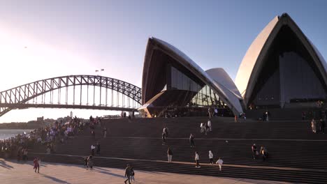 Handaufnahmen-Des-Sydney-Opera-House-Und-Der-Harbour-Bridge-Bei-Sonnenuntergang