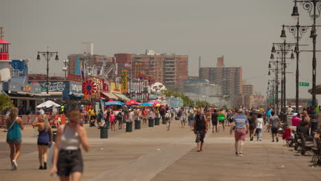 Gente-Caminando-Por-El-Paseo-Marítimo-De-Coney-Island,-Ciudad-Turística-De-La-Ciudad-De-Nueva-York,-Estados-Unidos