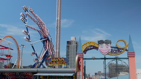 Luna-Games-Scream-Zone-Parque-De-Atracciones-En-Coney-Island-Durante-El-Verano,-Nueva-York,-EE.UU.