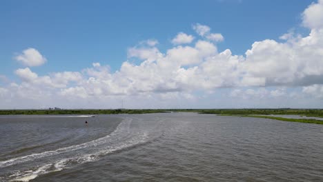 Von-Oben-Aufgenommen:-Hochgeschwindigkeitsboote-Navigieren-Gekonnt-Durch-Die-Gewundenen-Gewässer-Des-Dickinson-Bayou-Auf-Dem-Weg-Zur-Galveston-Bay-Während-Der-Texas-Outlaw-Challenge-2024